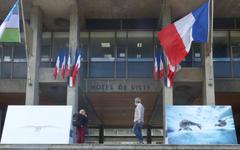 Le parvis de l’hôtel de ville de Grenoble paré de deux photos géantes pour les 60 ans du Traité sur l’Antarctique