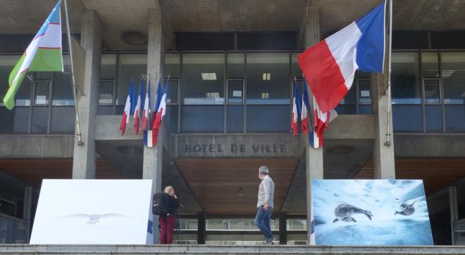 Le parvis de l’hôtel de ville de Grenoble paré de deux photos géantes pour les 60 ans du Traité sur l’Antarctique