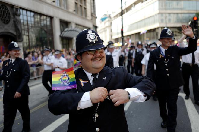 Avec des voitures couleur arc-en-ciel la police britannique veut soutenir la communauté LGBT+