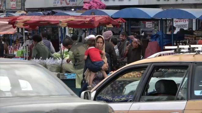 VIDÉO - "Plus personne n'a d'argent" : les habitants de Kaboul face à l'effondrement de l'économie