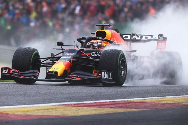 Verstappen en position de tête devant Russell sous la pluie en Belgique