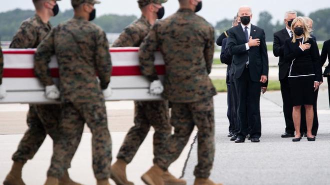 États-Unis: Joe Biden se recueille devant les dépouilles des militaires tués à Kaboul