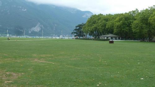 Annecy: trois blessés après une bagarre à coups de tesson de bouteilles sur le Pâquier