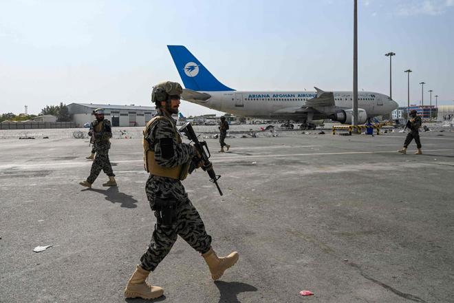 Les Américains ont quitté Kaboul, où ont résonné les tirs victorieux des talibans