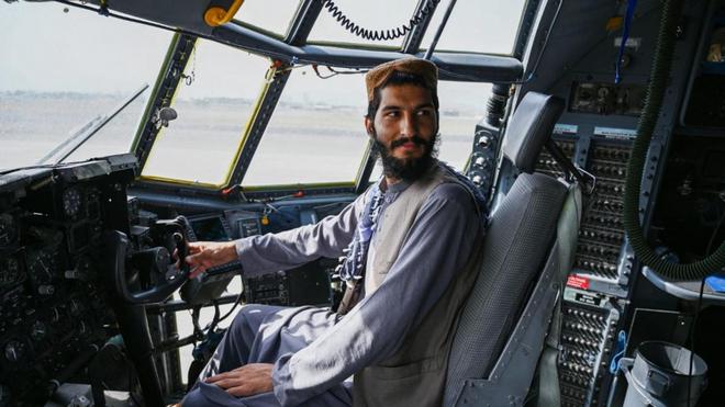 EN IMAGES - Après le retrait américain d'Afghanistan, les talibans paradent à l'aéroport de Kaboul