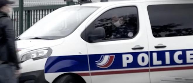 Deux cambrioleurs pris en flagrant délit de cambriolage dans un magasin de location de matériel près de Nantes, foncent sur les policiers, qui répliquent en tirant à 24 reprises - VIDEO