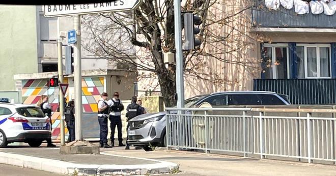Un homme vu avec une arme de poing sur un balcon dans le quartier Saint-Claude