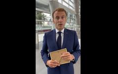 "Indécence", "irrespect": Macron critiqué pour avoir montré une photo de McFly et Carlito avant un hommage à Samuel Paty
