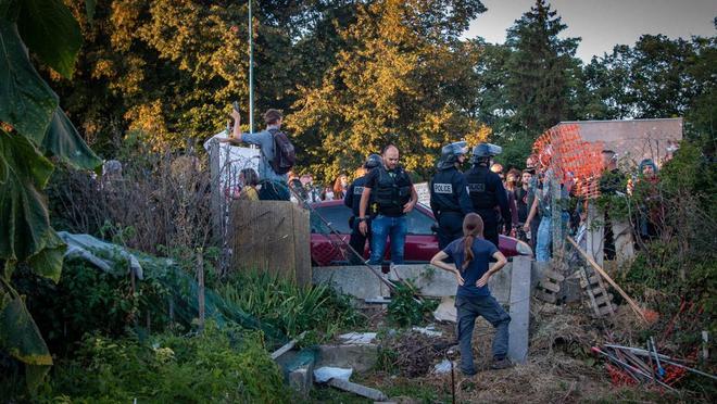 Les pelleteuses enterrent les jardins ouvriers d’Aubervilliers