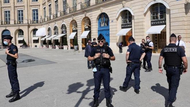 Deux hommes interpellés après le braquage d’une bijouterie à Paris