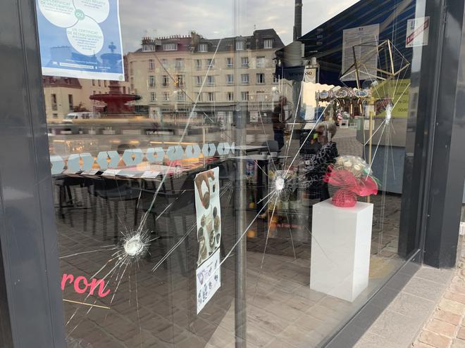 Cherbourg : un commerce et la mairie dégradés, des vitres de voitures brisées
