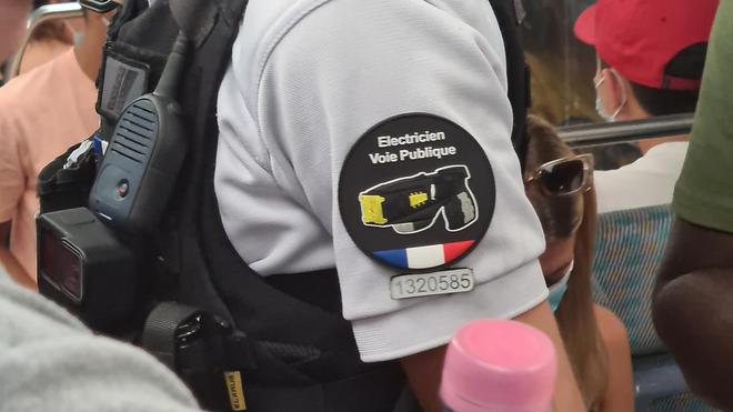 "Électricien voie publique"... Un policier peut-il porter un tel écusson sur son uniforme ?