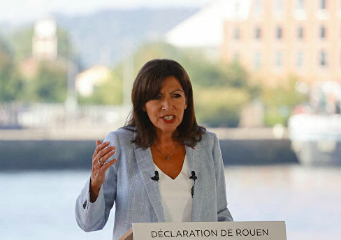 Rouen : Anne Hidalgo annonce sa candidature, des protestataires lui scandent "Stop au saccage"