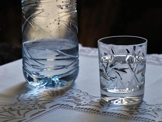 L’eau en bouteille : plus nocive pour la santé et l’environnement selon une étude
