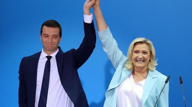 Pourquoi Marine Le Pen laisse sa place à Jordan Bardella à la tête du RN