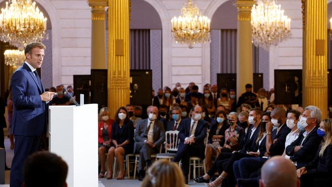 Emmanuel Macron promet "un plan massif" pour les équipements sportifs de proximité