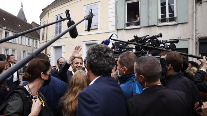 Pass sanitaire : Emmanuel Macron réfléchit à moins de restrictions, Olivier Véran le modère