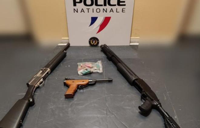 Un fusil à pompe, une carabine et des munitions découverts dans un appartement à Besançon…