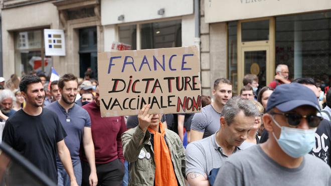 Passe sanitaire : de Paris à Toulouse, les manifestants dans la rue pour un dixième samedi d’affilée