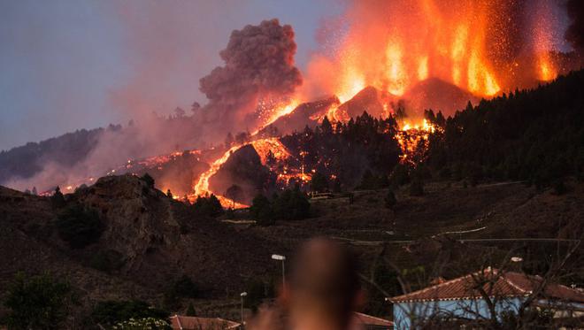 Eruption volcanique à La Palma - Maisons englouties, villages évacués... En direct, les images impressionnantes de l'avancée de la lave aux Canaries
