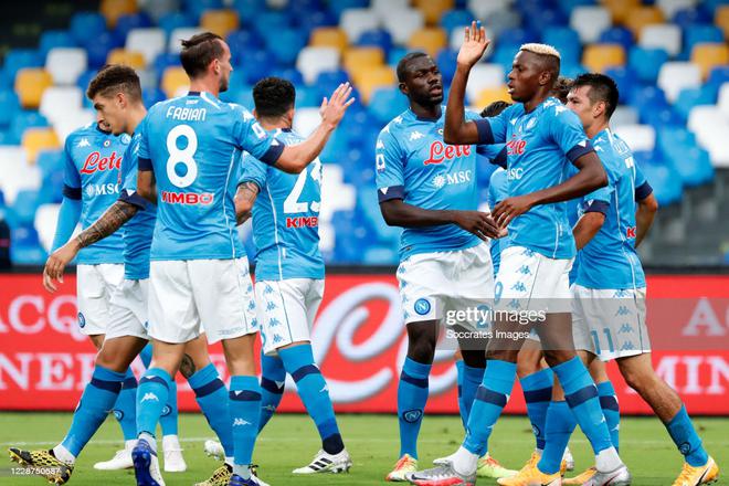 Naples s’impose largement à Udine et prend seul la tête de la Serie A