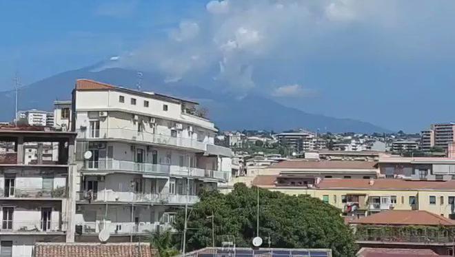 VIDEO - Italie : éruption de l'Etna, un nuage de cendres de 9.000 mètres au sommet du volcan