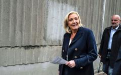 Sous-marins: Marine Le Pen appelle Macron à sortir du "silence"