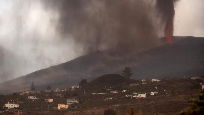 EN IMAGES. Éruption volcanique aux Canaries : l'impuissance des habitants face à l'avancée de la lave