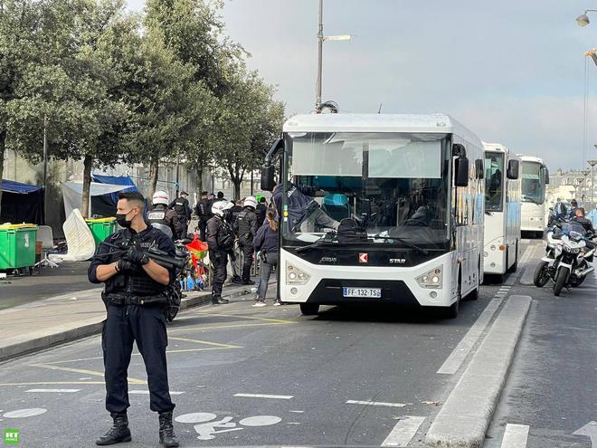 Crise du crack à Paris : la police évacue les toxicomanes près des jardins d'Eole (VIDEO)