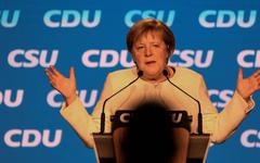 Allemagne: Greta Thunberg prêche pour le climat, Angela Merkel pour la "stabilité"