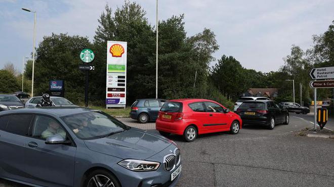 Le gouvernement britannique accuse un organisme représentant les transporteurs d'avoir causé la pénurie de carburant