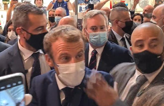 FLASH – le président de la République Emmanuel Macron victime d’un jet d’Oeuf au Sirha à Lyon