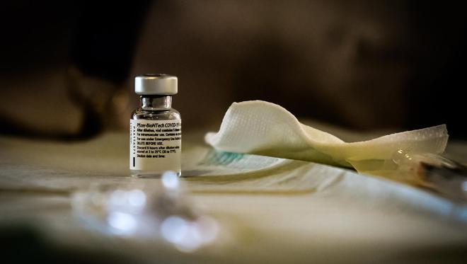 Covid-19 : au moins 250 doses périmées du vaccin Pfizer ont été injectées par erreur dans la Loire