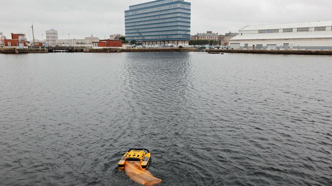 Au Havre, le robot électrique télécommandé Jellyfishbot nettoie les bassins du port