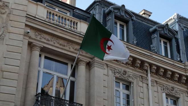 Furieuse contre Emmanuel Macron, l’Algérie rappelle son ambassadeur en France