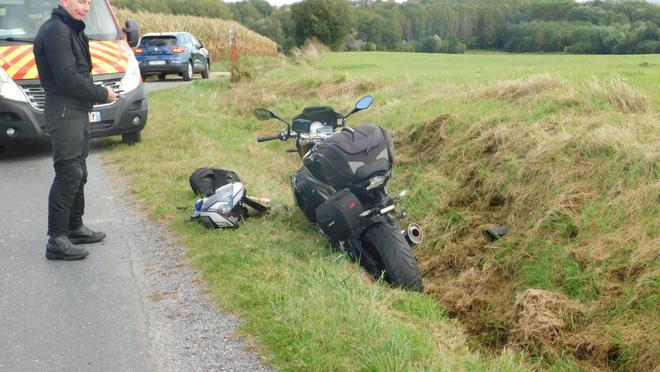 Un motard perd le contrôle de son deux-roues et termine sa course dans le bas-côté à Béthancourt-en-Vaux