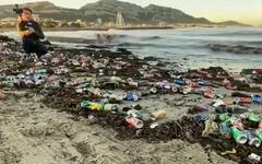 Marseille : des plages tristement couvertes de déchets après les inondations et la grève des éboueurs (vidéo)