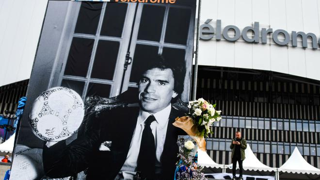 Mort de Bernard Tapie : les Marseillais pourront se recueillir devant son cercueil jeudi au stade Vélodrome