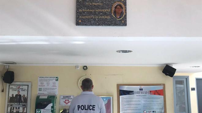 «C’est ici qu’elle est tombée» : une plaque en souvenir de la policière assassinée au commissariat de Rambouillet