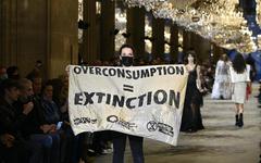 VIDÉO - Des militants d’Extinction Rebellion perturbent le défilé Vuitton à la Fashion Week