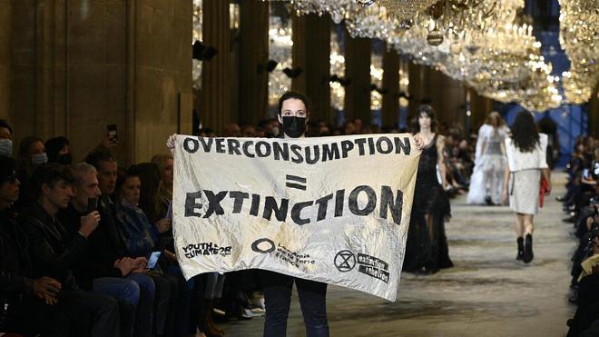 VIDÉO - Des militants d’Extinction Rebellion perturbent le défilé Vuitton à la Fashion Week