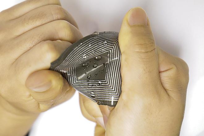 Ce minuscule générateur associé à des micro-aimants utilise les mouvements pour générer de l’électricité