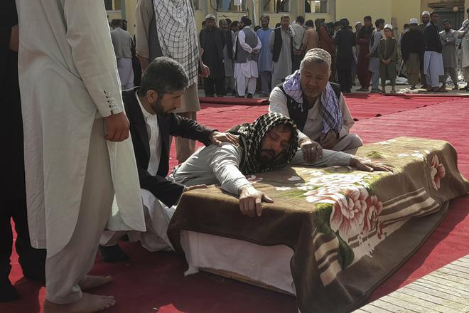 Attentat-suicide en Afghanistan | Les familles éplorées enterrent leurs morts à Kunduz