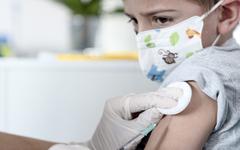 Pfizer-BioNtech annoncent que leur vaccin est « sûr » pour les 5-11 ans après seulement cinq mois d’étude clinique !