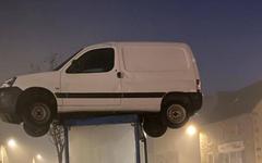 VIDÉO - Mystère en Bretagne : mais comment cette camionnette a pu atterrir sur le toit d'un Abribus ?