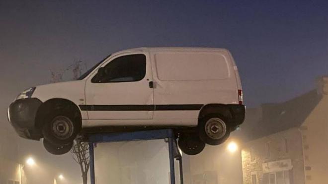 VIDÉO - Mystère en Bretagne : mais comment cette camionnette a pu atterrir sur le toit d'un Abribus ?