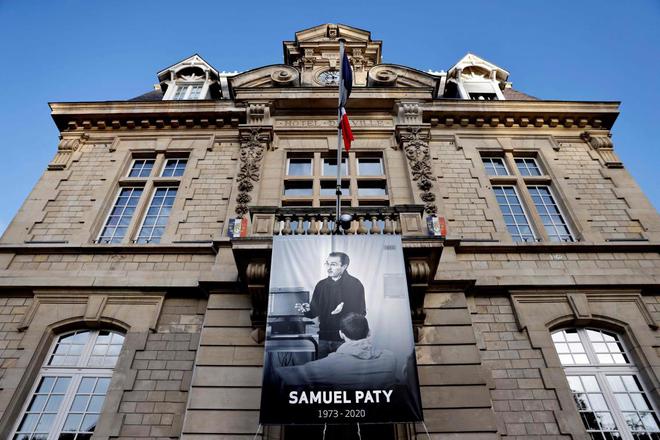 L’Élysée, la ville et le collège de Samuel Paty rendent hommage à l’enseignant assassiné