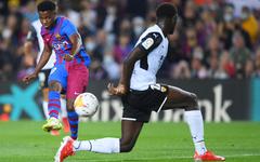 Le Barça retourne Valence et recolle au peloton de tête, Fati et Depay régalent