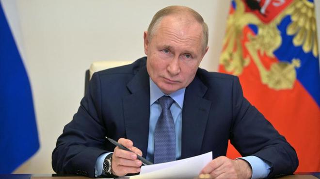 Russie : Vladimir Poutine décrète une semaine chômée pour enrayer l'envolée du Covid-19
