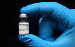 Covid-19 : Pfizer/BioNTech revendique une efficacité à 95,6% pour la 3e dose
